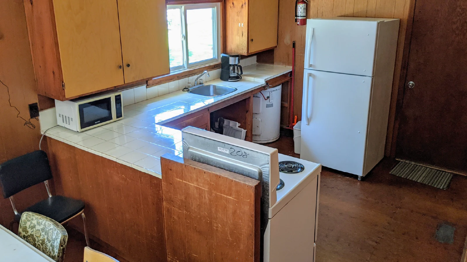 Pigeon-Lake-Resort-Cottage-twelve-kitchen